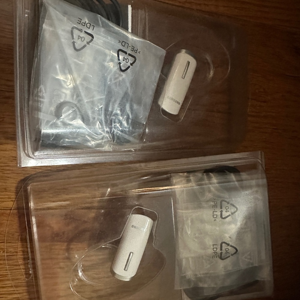Samsung White Wireless Headset for Seamless Connectivity